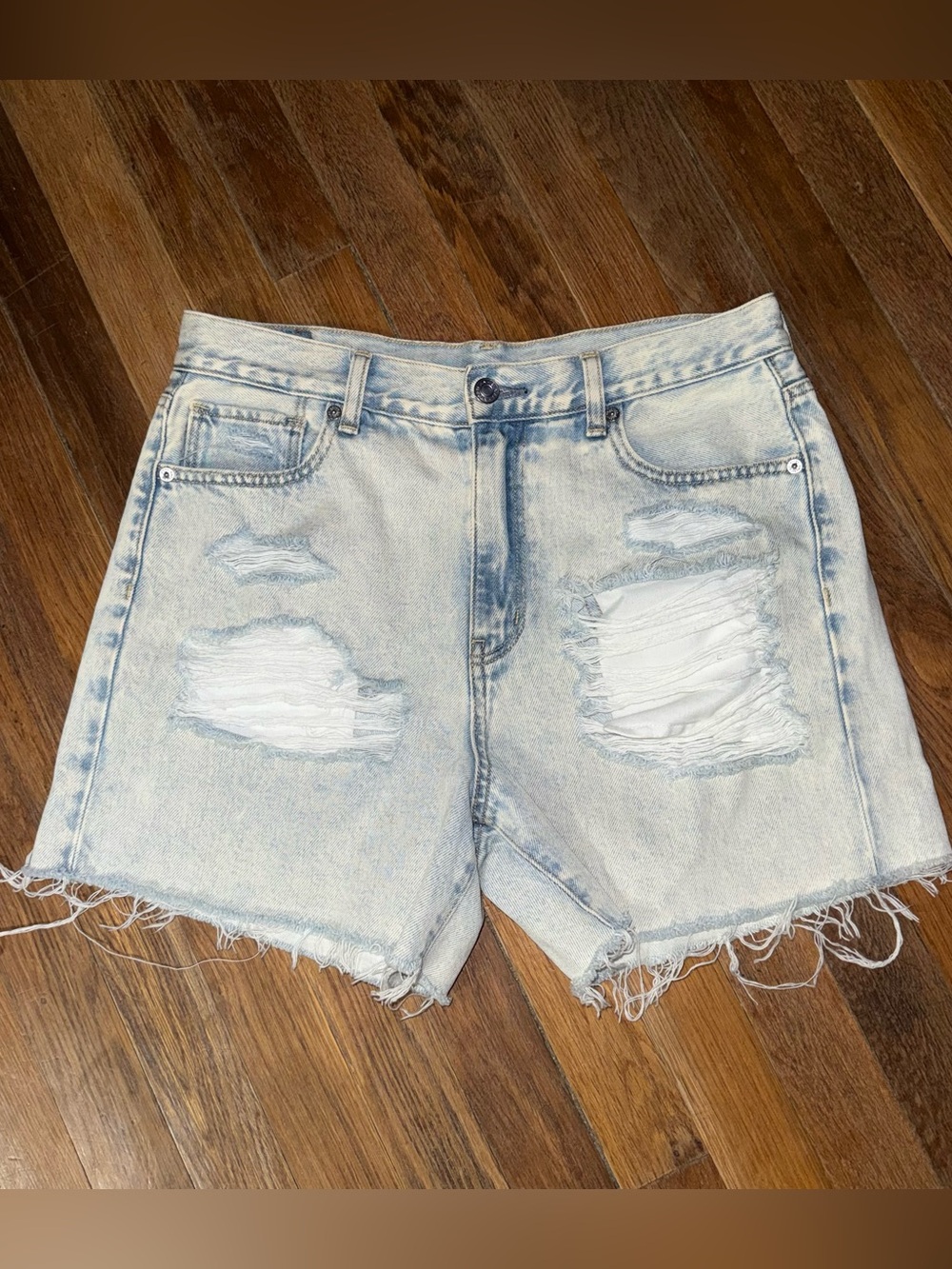 American Eagle Outfitter light wash distressed jean mom shorts / raw hem